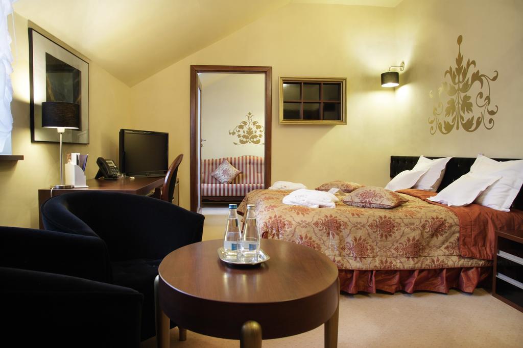 Dwor Kombornia Hotel&Spa ภายนอก รูปภาพ