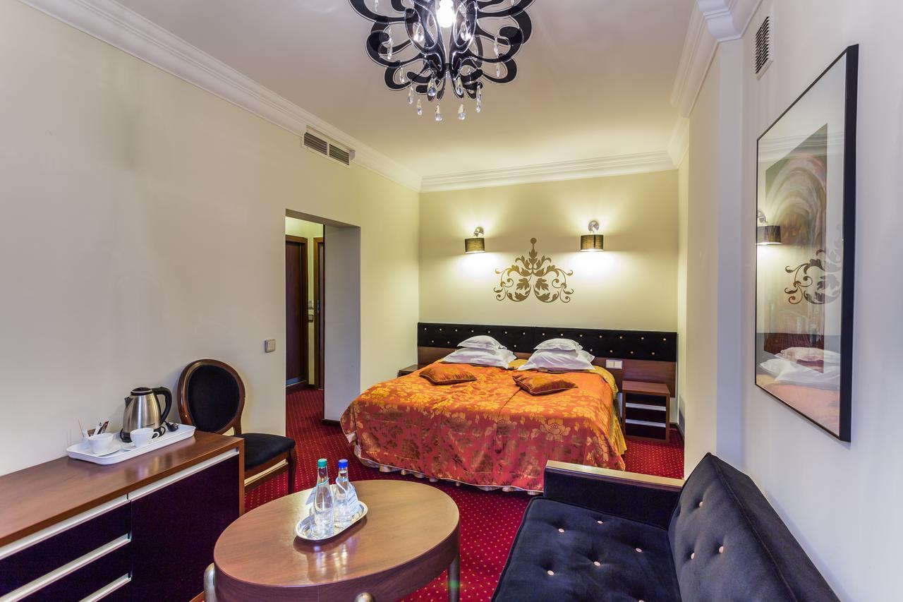 Dwor Kombornia Hotel&Spa ภายนอก รูปภาพ