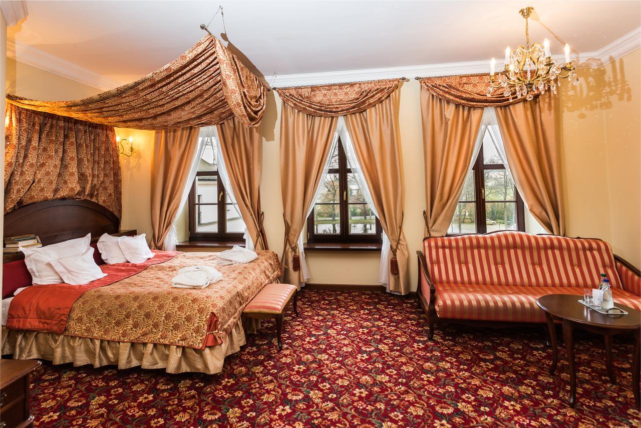 Dwor Kombornia Hotel&Spa ภายนอก รูปภาพ