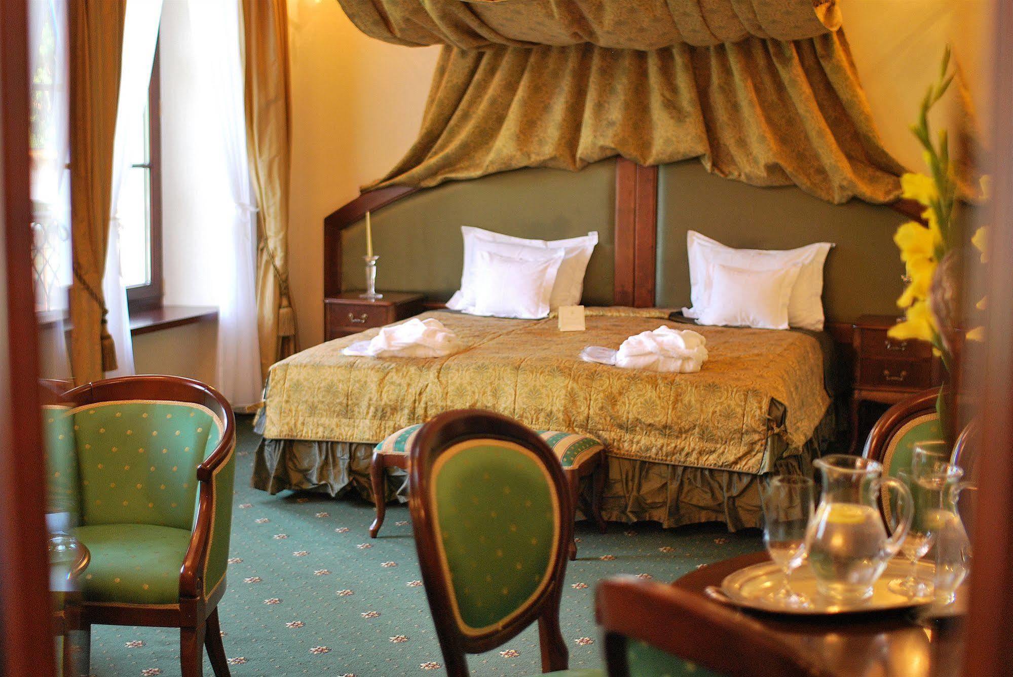 Dwor Kombornia Hotel&Spa ภายนอก รูปภาพ