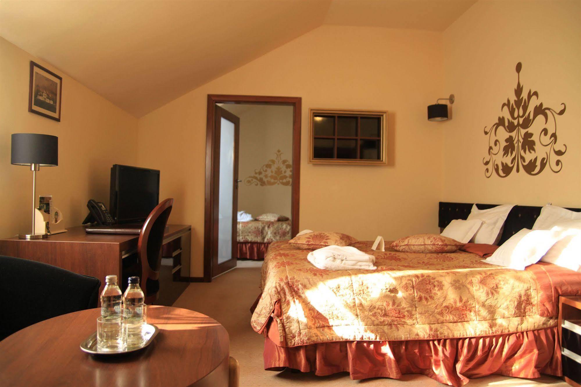 Dwor Kombornia Hotel&Spa ภายนอก รูปภาพ