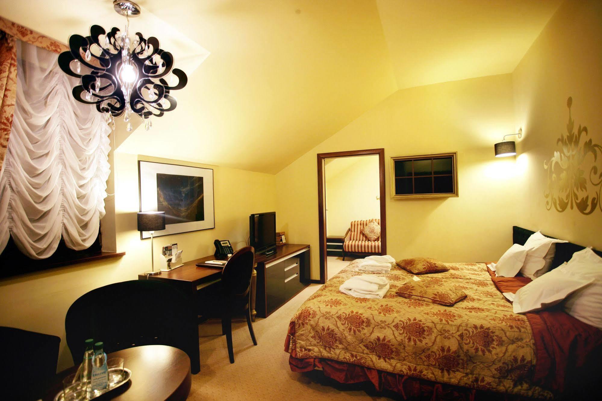Dwor Kombornia Hotel&Spa ภายนอก รูปภาพ