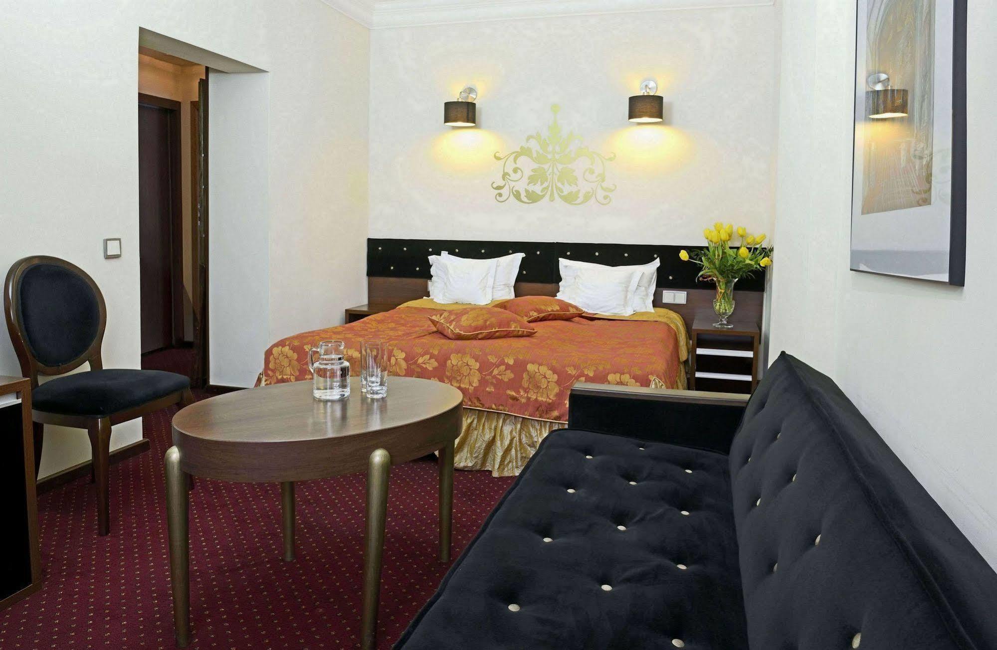 Dwor Kombornia Hotel&Spa ภายนอก รูปภาพ