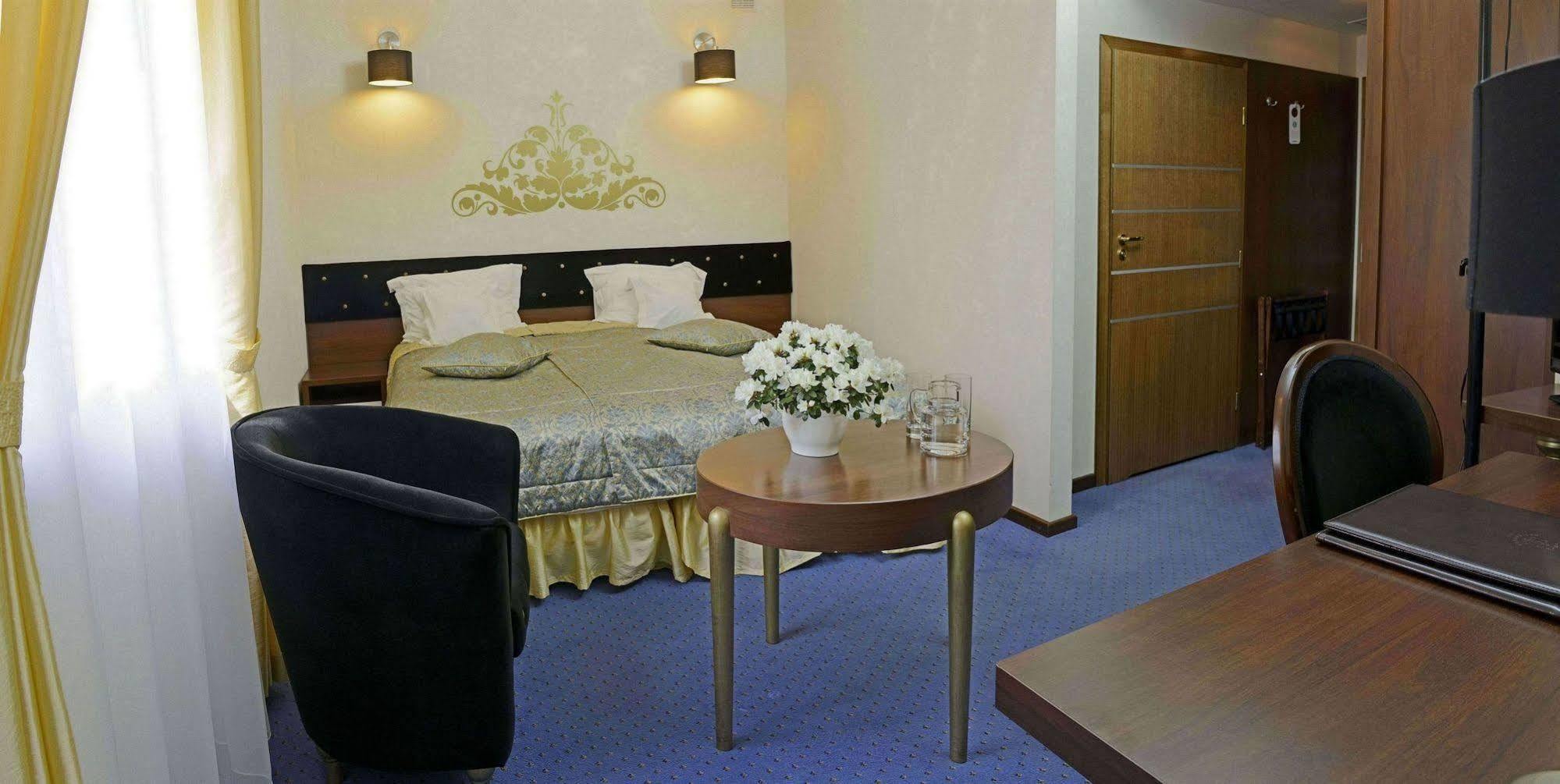 Dwor Kombornia Hotel&Spa ภายนอก รูปภาพ